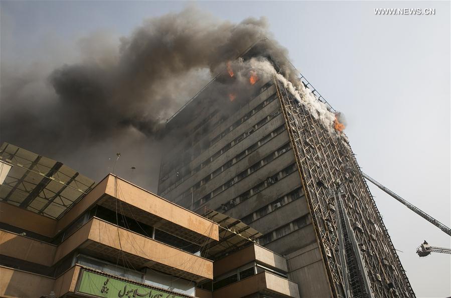 الصورة: انهيار مبنى تجاري مكون من 16 طابقا في طهران