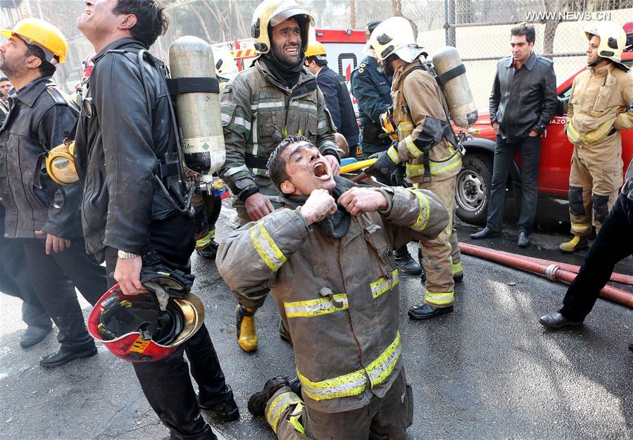 الصورة: انهيار مبنى تجاري مكون من 16 طابقا في طهران