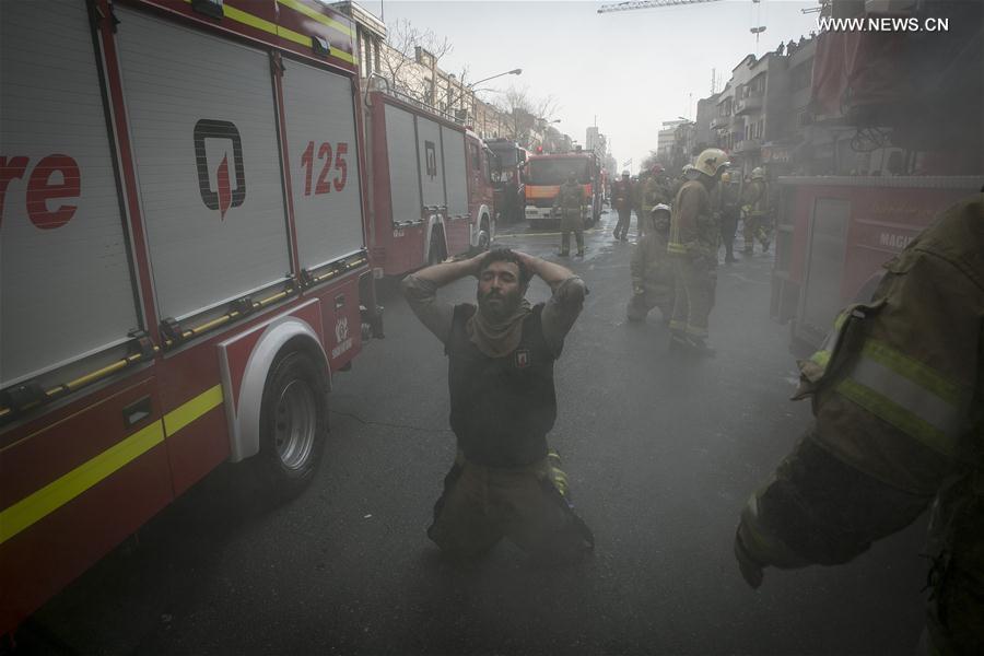 الصورة: انهيار مبنى تجاري مكون من 16 طابقا في طهران