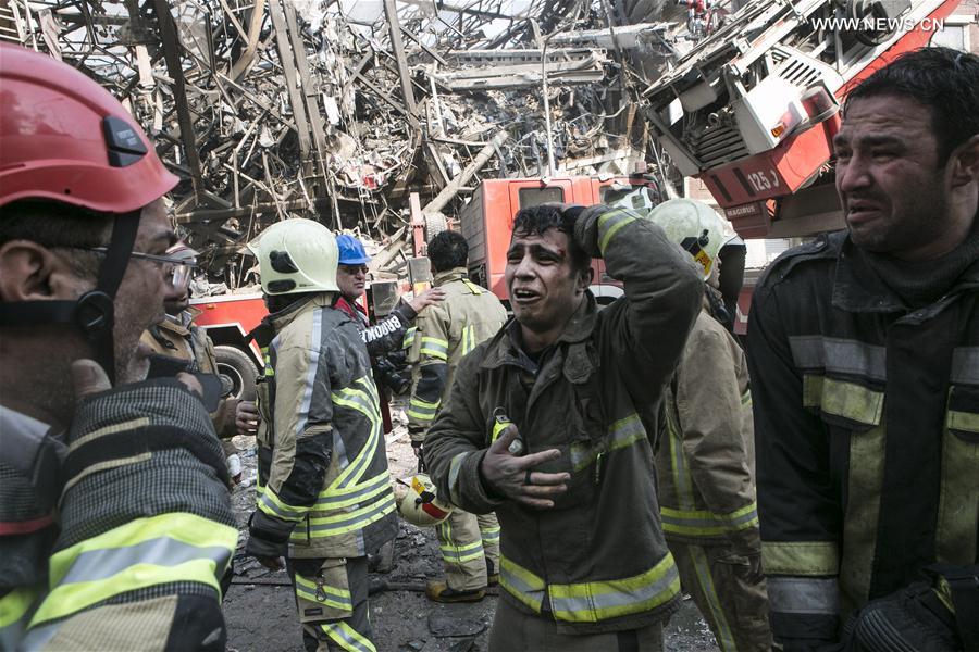 الصورة: انهيار مبنى تجاري مكون من 16 طابقا في طهران