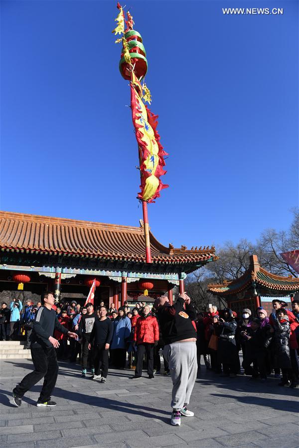 الصورة: أهل بكين يستقبلون عيد الربيع التقليدي