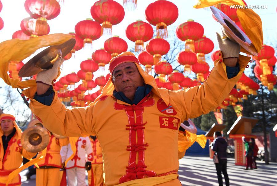 الصورة: أهل بكين يستقبلون عيد الربيع التقليدي