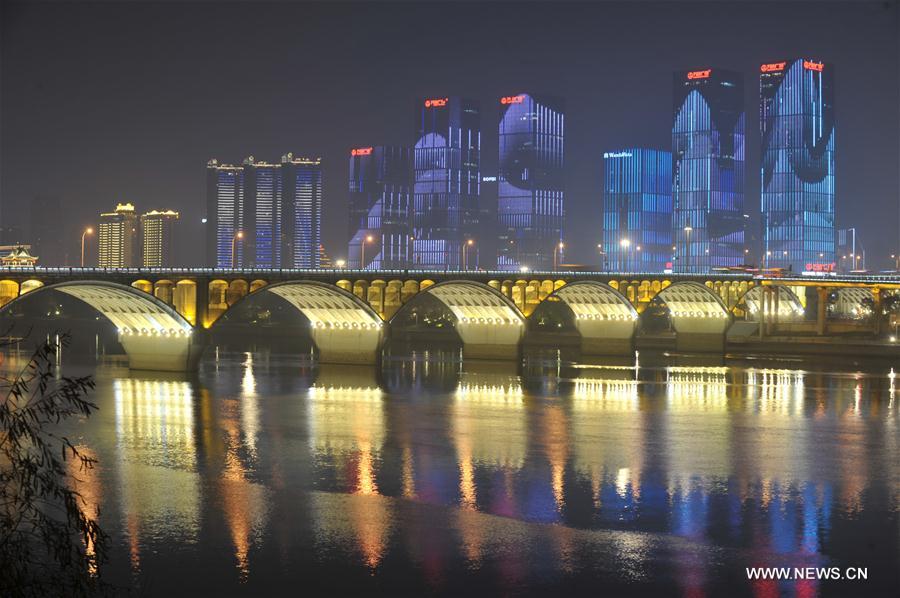 الصورة: الأضواء الملونة تزين نهر شيانغجيانغ 