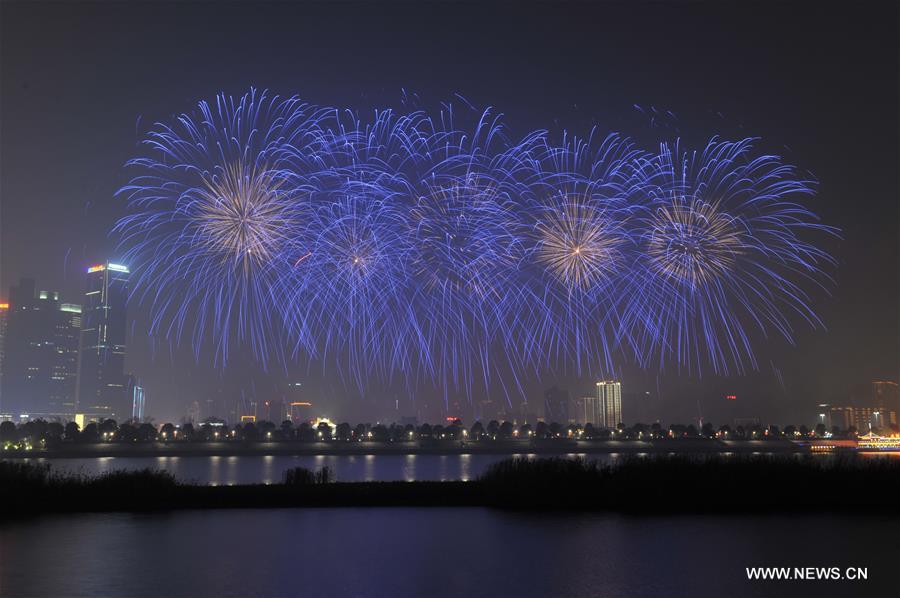 （社会）（3）长沙：除夕焰火照亮湘江