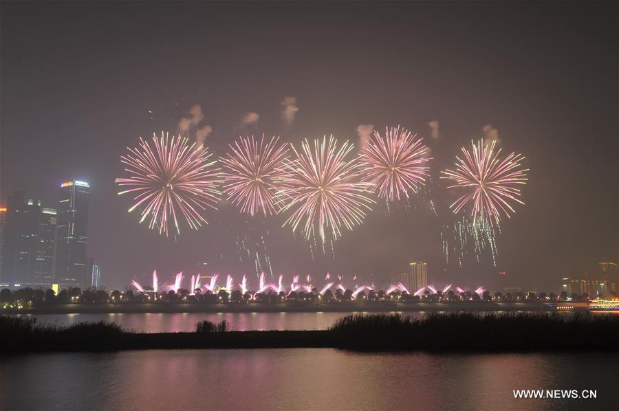 （社会）（4）长沙：除夕焰火照亮湘江