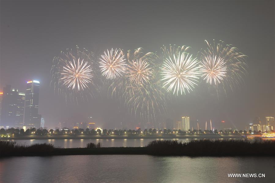 （社会）（6）长沙：除夕焰火照亮湘江