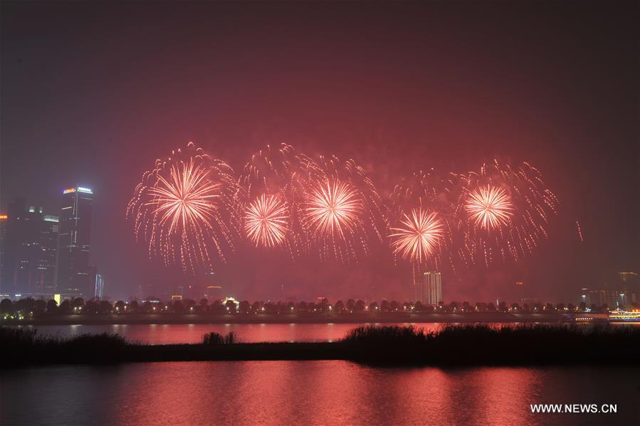 （社会）（5）长沙：除夕焰火照亮湘江