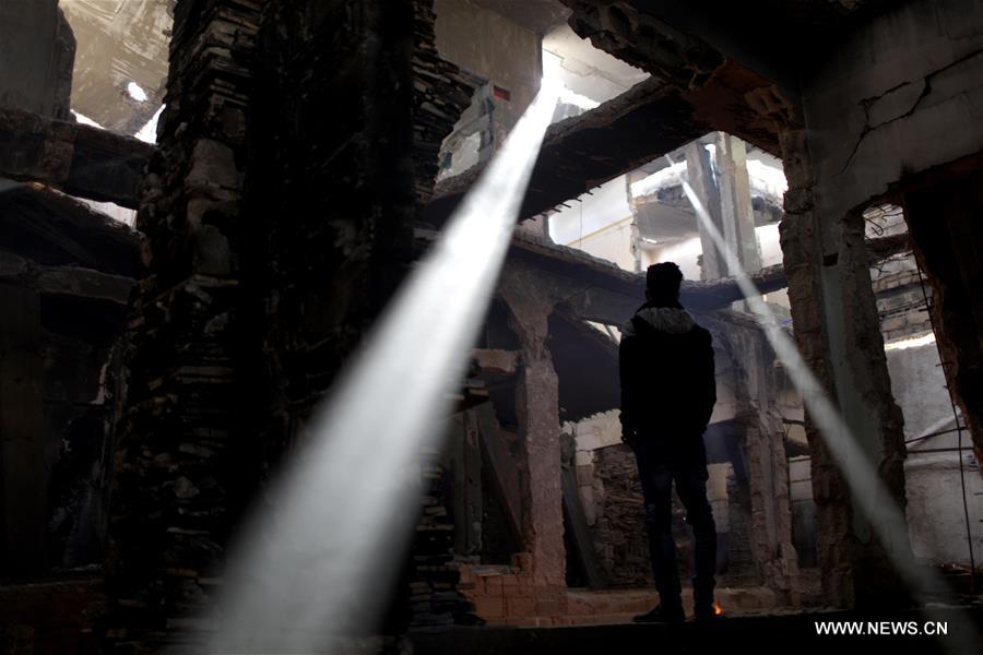 الصورة: فنانة هولندية تقوم بعمل فني داخل منزل مدمر جنوب قطاع غزة
