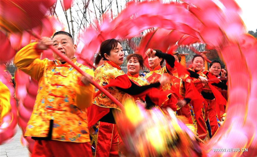  الصورة: رقصات التنين التقليدية في وسط الصين