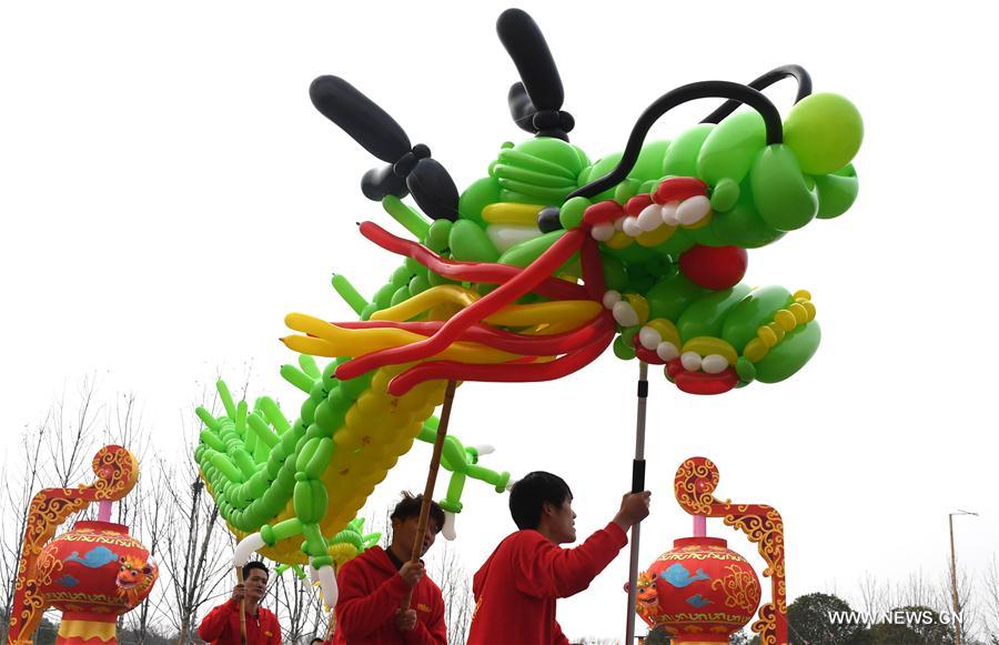 الصورة: رقصات التنين التقليدية في وسط الصين