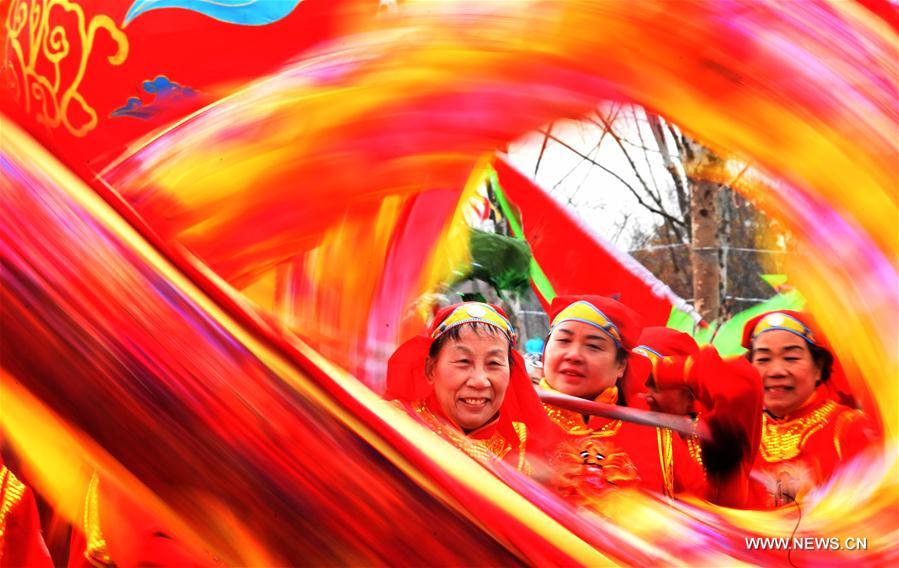 الصورة: رقصات التنين التقليدية في وسط الصين
