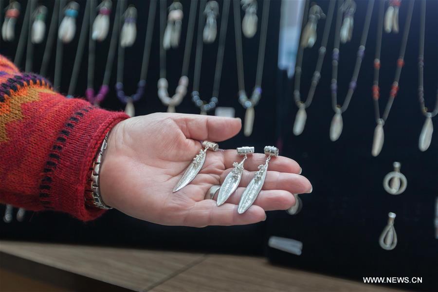 الصورة: فلسطينية تصنع المجوهرات الفضية على شكل أوراق الزيتون في الضفة الغربية 