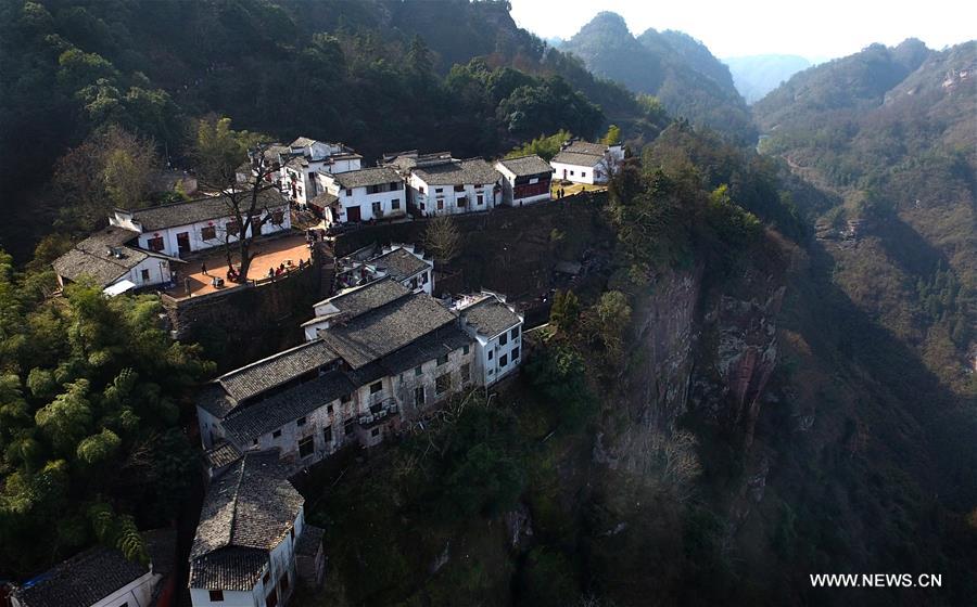  الصورة: "شارع سماوي" على جرف صخري في شرقي الصين