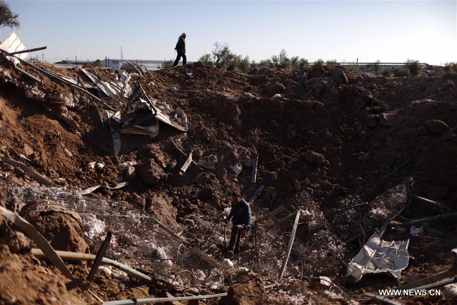 الصورة: الطيران الإسرائيلي يشن عدة غارات على أهداف في قطاع غزة