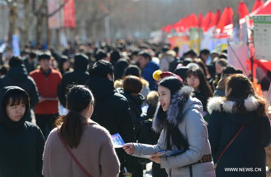 الصورة: معرض للوظائف يجذب عددا كبيرا من الناس في شمالي الصين