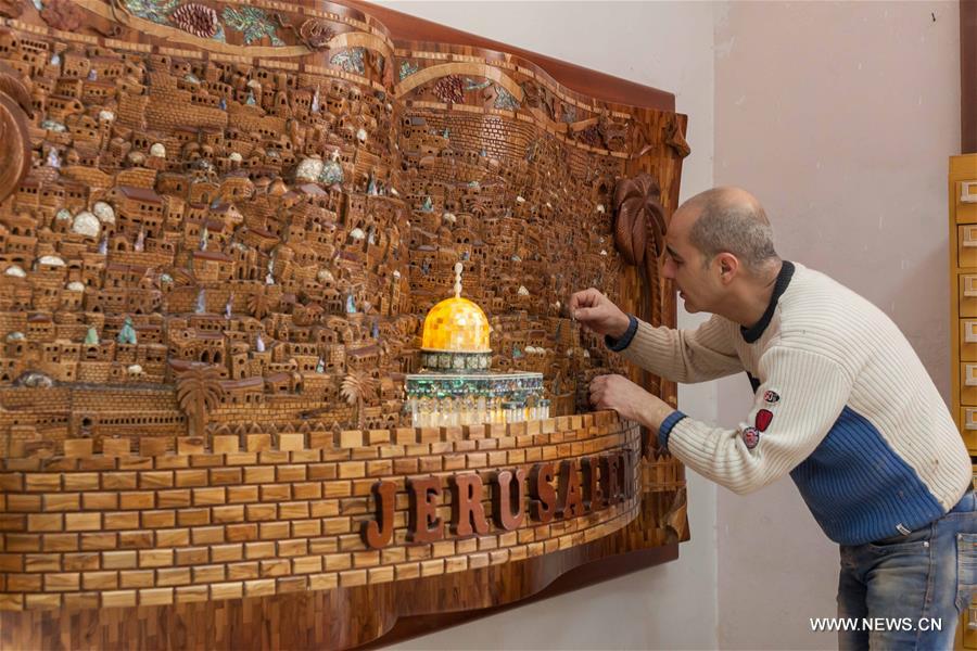 الصورة: فلسطينيان من بيت لحم ينجزان لوحة ضخمة للقدس من خشب الزيتون والصدف