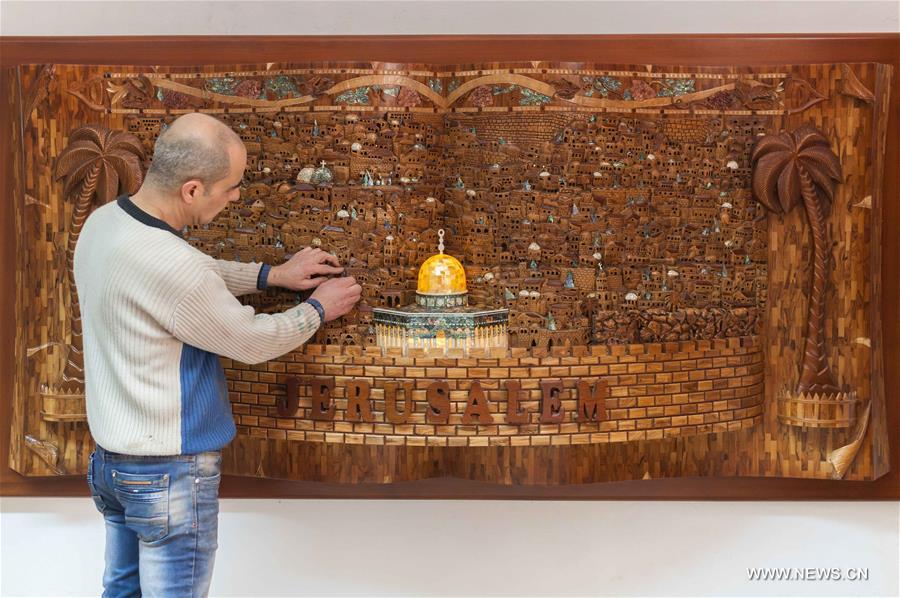 الصورة: فلسطينيان من بيت لحم ينجزان لوحة ضخمة للقدس من خشب الزيتون والصدف