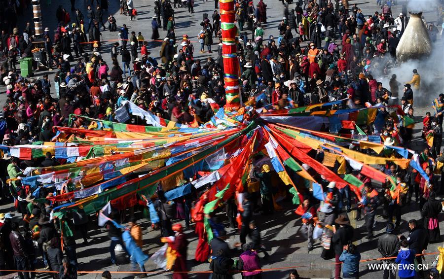  الصورة : الاحتفال بالسنة الجديدة حسب التقويم التبتي في جنوب غربي الصين 