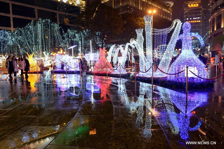 الصورة: افتتاح مهرجان المصابيح الملونة بمناسبة عيد الفوانيس في تشونغتشينغ الصينية