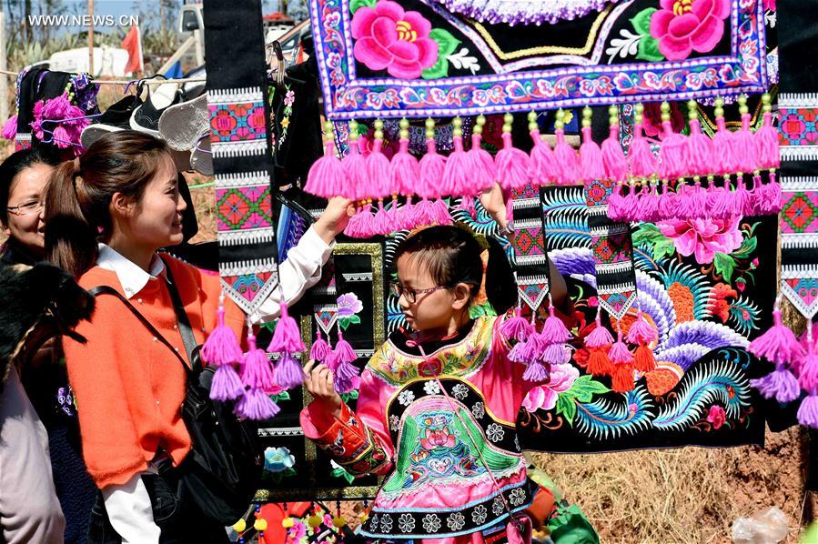  الصورة: مهرجان قومية يي الثقافي للتطريز في جنوب غربي الصين