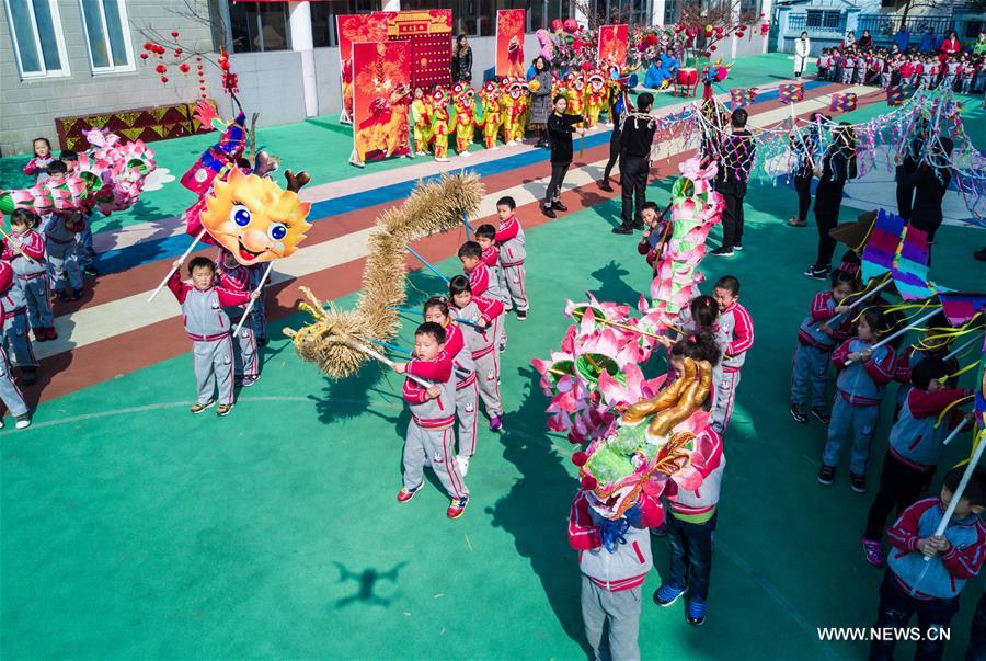  الصورة: رقصات التنين التقليدية بين الأطفال في شرقي الصين