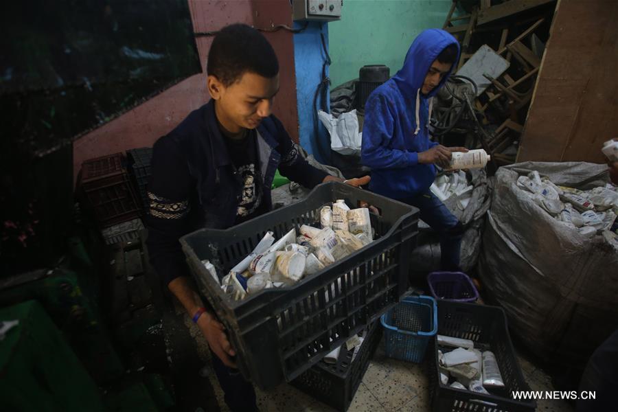 الصورة: مدرسة "تدوير القمامة" تنقذ أطفال حي الزبالين بالقاهرة