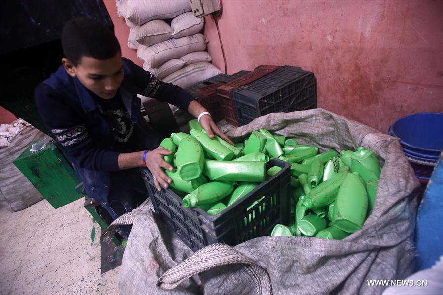 الصورة: مدرسة "تدوير القمامة" تنقذ أطفال حي الزبالين بالقاهرة
