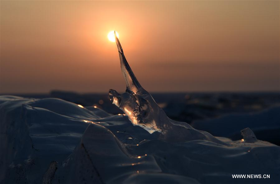 （环境）（2）中俄界湖兴凯湖：壮美冰排映夕阳