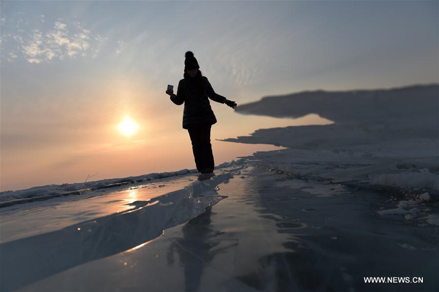 （环境）（3）中俄界湖兴凯湖：壮美冰排映夕阳