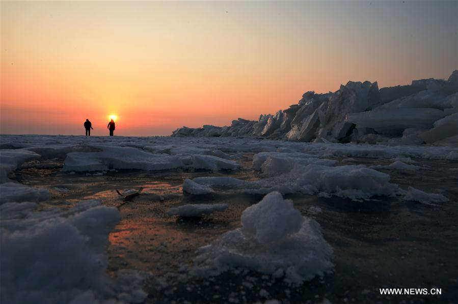 （环境）（4）中俄界湖兴凯湖：壮美冰排映夕阳