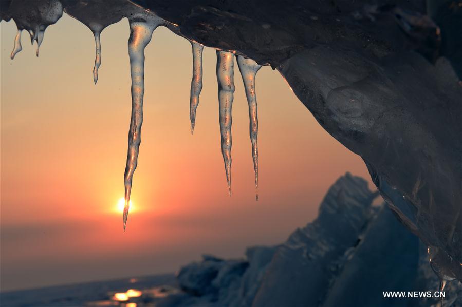 （环境）（7）中俄界湖兴凯湖：壮美冰排映夕阳