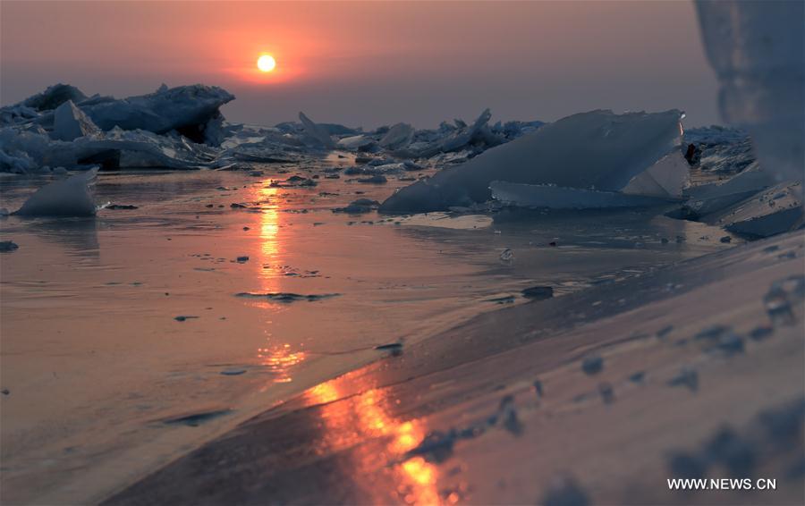 （环境）（8）中俄界湖兴凯湖：壮美冰排映夕阳