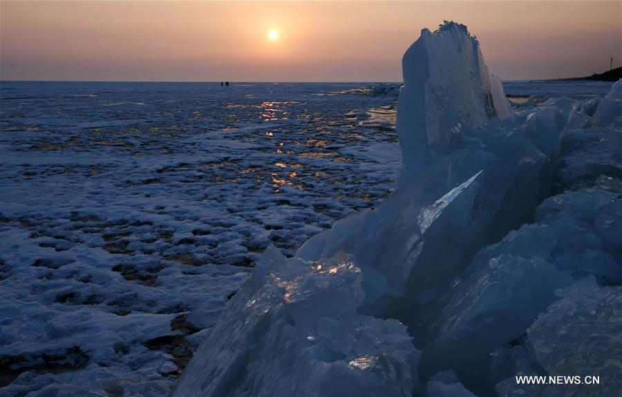 （环境）（11）中俄界湖兴凯湖：壮美冰排映夕阳