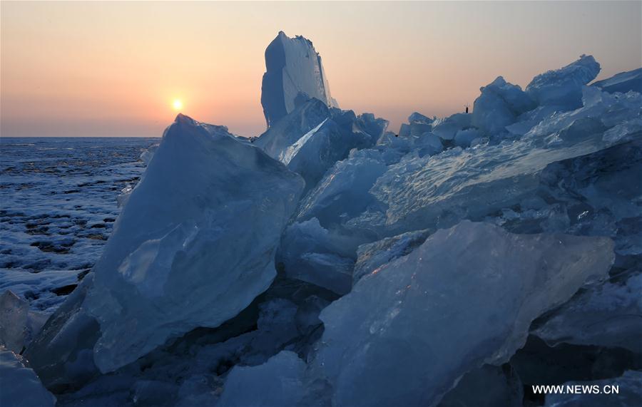 الصورة: قطع الجليد تطفو على بحيرة شينغكاي بشمال شرقي الصين