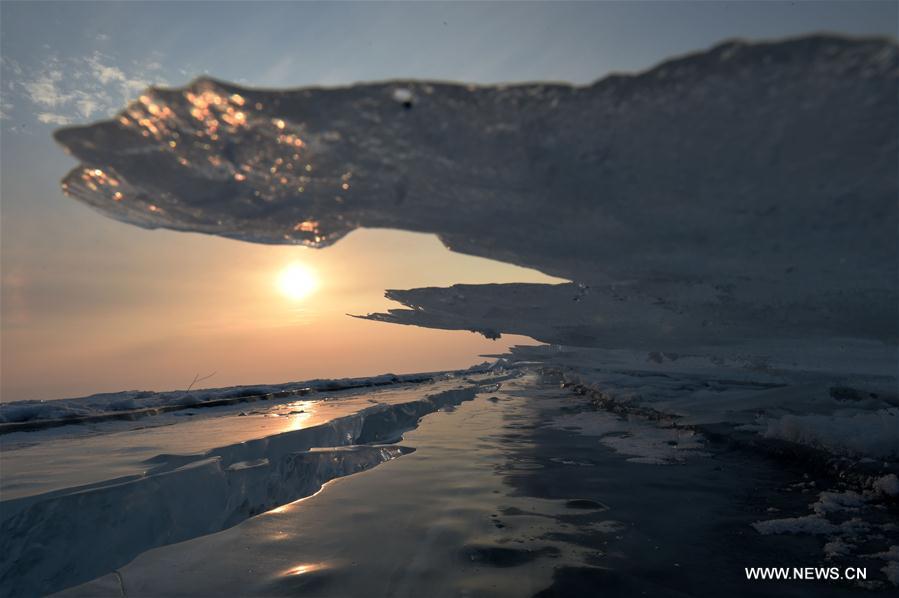 الصورة: قطع الجليد تطفو على بحيرة شينغكاي بشمال شرقي الصين