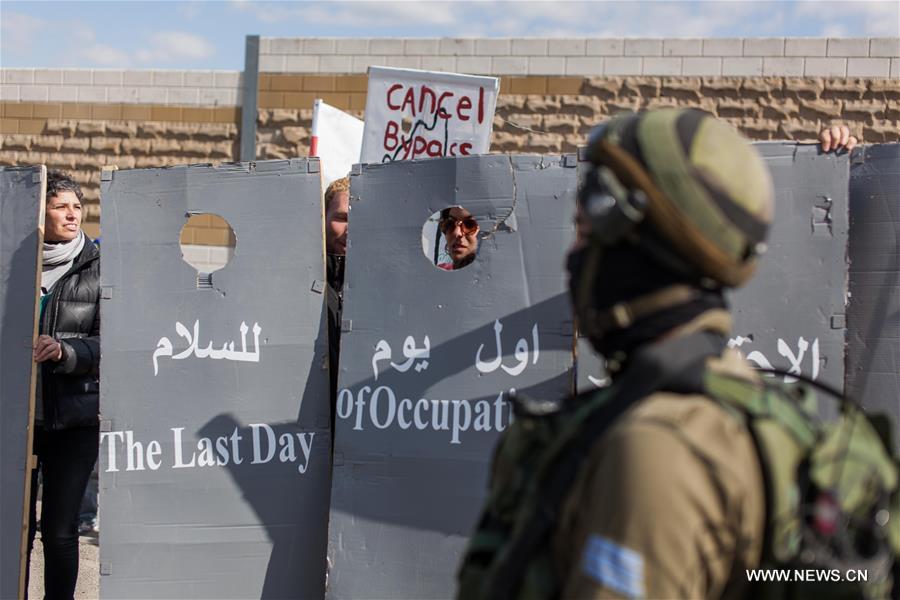 الصورة: تظاهرة ضد الجدار العازل الإسرائيلي في الضفة الغربية
