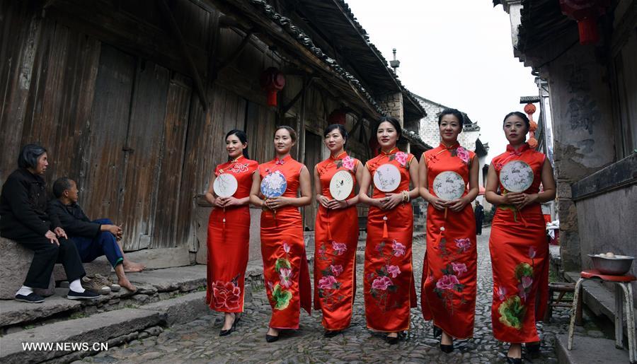الصورة: عرض أزياء "تشيباو" التقليدية الصينية