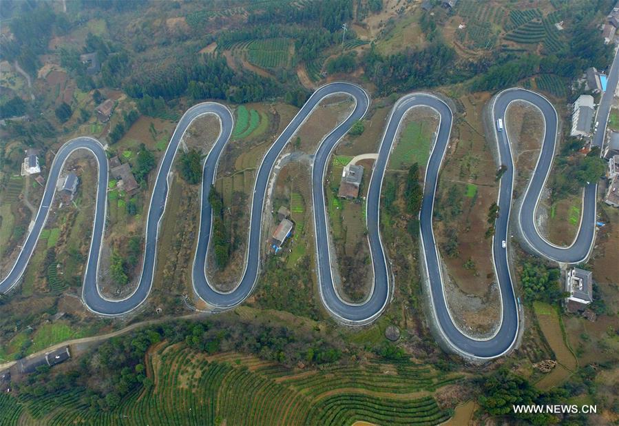 الصورة: طرق جبلية متعرجة بوسط الصين