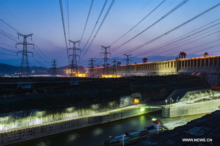 الصورة: تريليون كيلوواط ساعي لتوليد الطاقة الكهربائية في مشروع المضائق الثلاثة على  نهر اليانغتسى