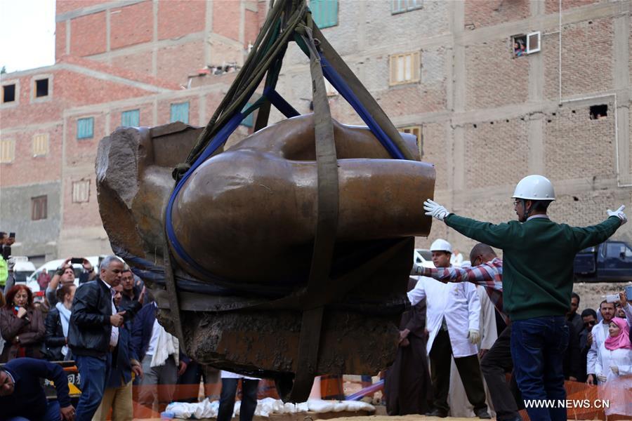 الصورة: استخراج الجزء الثاني من تمثال الملك "رمسيس الثاني" بالقاهرة