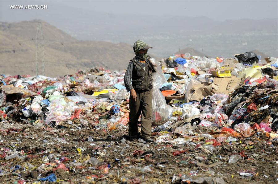 الصورة: أطفال اليمن يتخذون من النفايات مصدرا لكسب الرزق