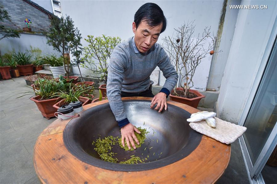 （经济）（2）杭州西湖龙井首批春茶开采