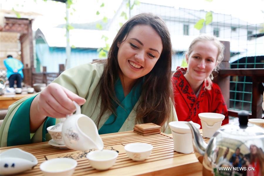 الصورة: طلبة أجانب يشربون الشاي الأخضر في شرقي الصين
