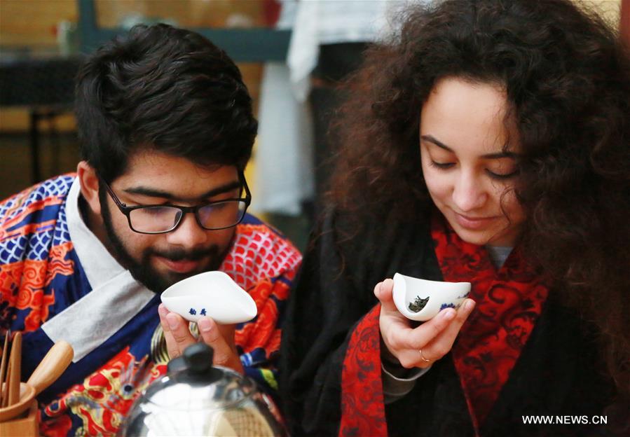 الصورة: طلبة أجانب يشربون الشاي الأخضر في شرقي الصين