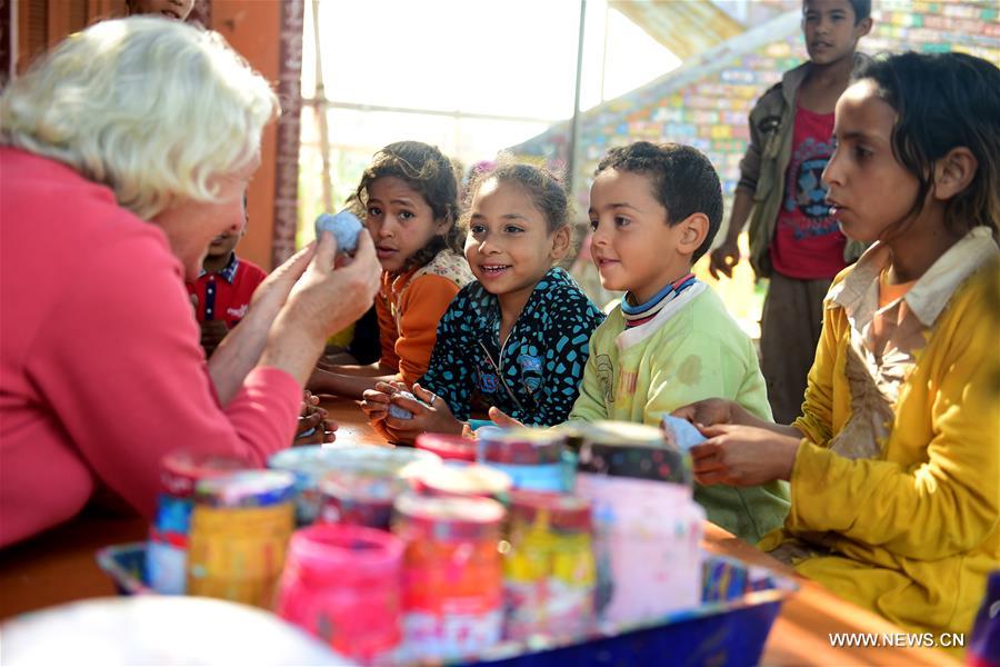 الصورة: ديدي.. سيدة ألمانية تعلم أطفال قرية مصرية نائية من الأبجدية حتى مهارات الحياة