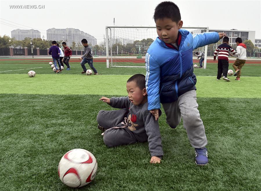 الصورة: تدريب لكرة القدم بين الاطفال في مدرسة ابتدائية بشرقي الصين