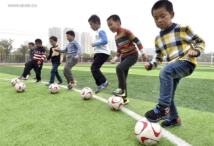 الصورة: تدريب لكرة القدم بين الاطفال في مدرسة ابتدائية بشرقي الصين