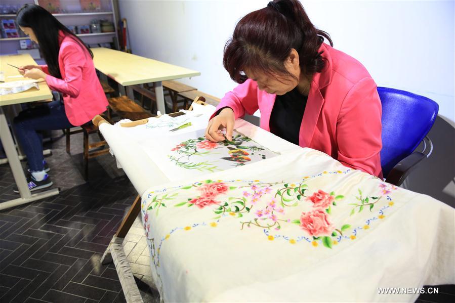 الصورة: عرض مهنة التطريز اليدوي على قماش الحرير في جنوب غربي الصين
