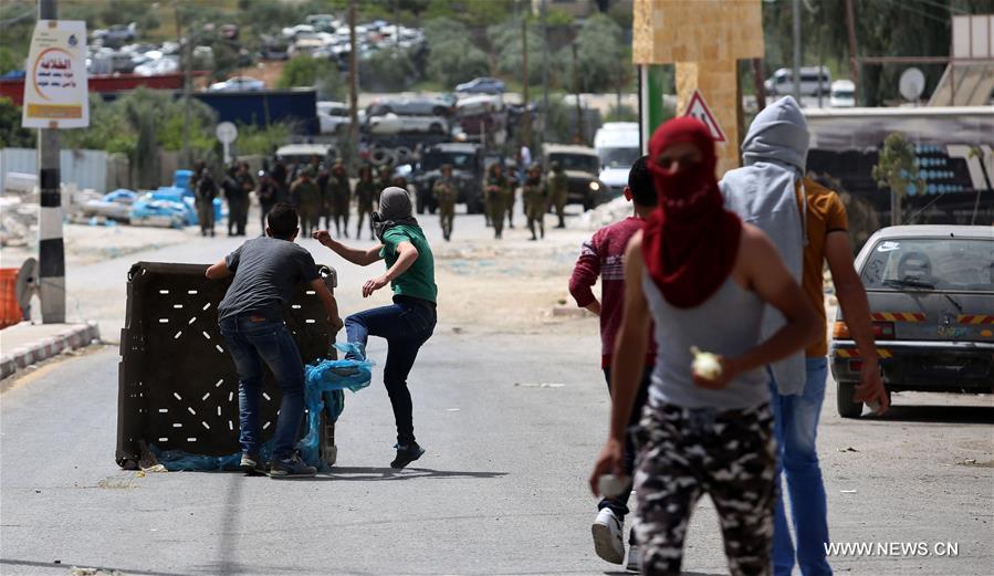 الصورة: مواجهات متفرقة بين فلسطينيين والقوات الإسرائيلية بالضفة الغربية