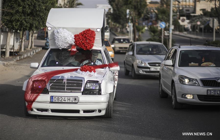 الصورة: فلسطيني يصنع سيارة "سندريلا" لتأجيرها في أفراح غزة